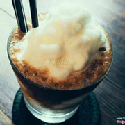 “Cà Phe Sữa Dừa” với vị đăng đắng của cà phe hoà cùng vị ngọt của sữa và vị béo của nước dừa tạo nên một món thức uống rất thơm ngon và lạ.