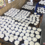 Gần 500 ly sữa chua nếp cẩm lại được ra lò để phục vụ khách yêu :)) P/s: Dù rất bận rộn nhưng cũng tranh thủ được vài kiểu,hihi.