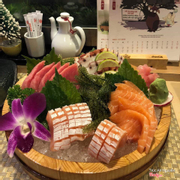 Sashimi tươi ngon, bạch tuộc giòn, bụng cá hồi béo . Nói chung xuất sắc 👍🏻