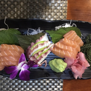 Sashimi cá hồi và bạch tuộc