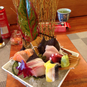 Set sashimi. Miếng nào miếng nấy to chà bá. 148k. Có cơm và súp. 
