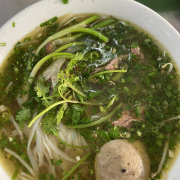 Phở tái bò viên