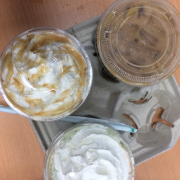 Caramel ngon nhất (bên trái), green tea cream ngon, matcha đắng