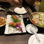 Sashimi cá hồi, wafu salad