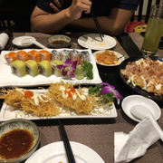 Sushi cuộn tổng hợp, hàu cuộn khoai tây chiên, okonomiyaki