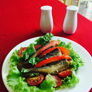 Salad cá chích với xà lách và cà chua