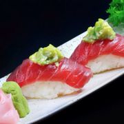 Avocado tuna sushi 