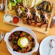 Mâm hải sản Hy Lạp và nachos bò siêu ngon ăn lần đầu