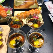 Nama Iwagaki (Hàu sống) & Salmon Chizu Maki (Cơm cuộn cá hồi, phô mai, thanh cua, trứng chiên)