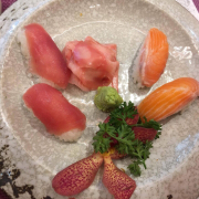 Sushi cá ngừ và cá hồi