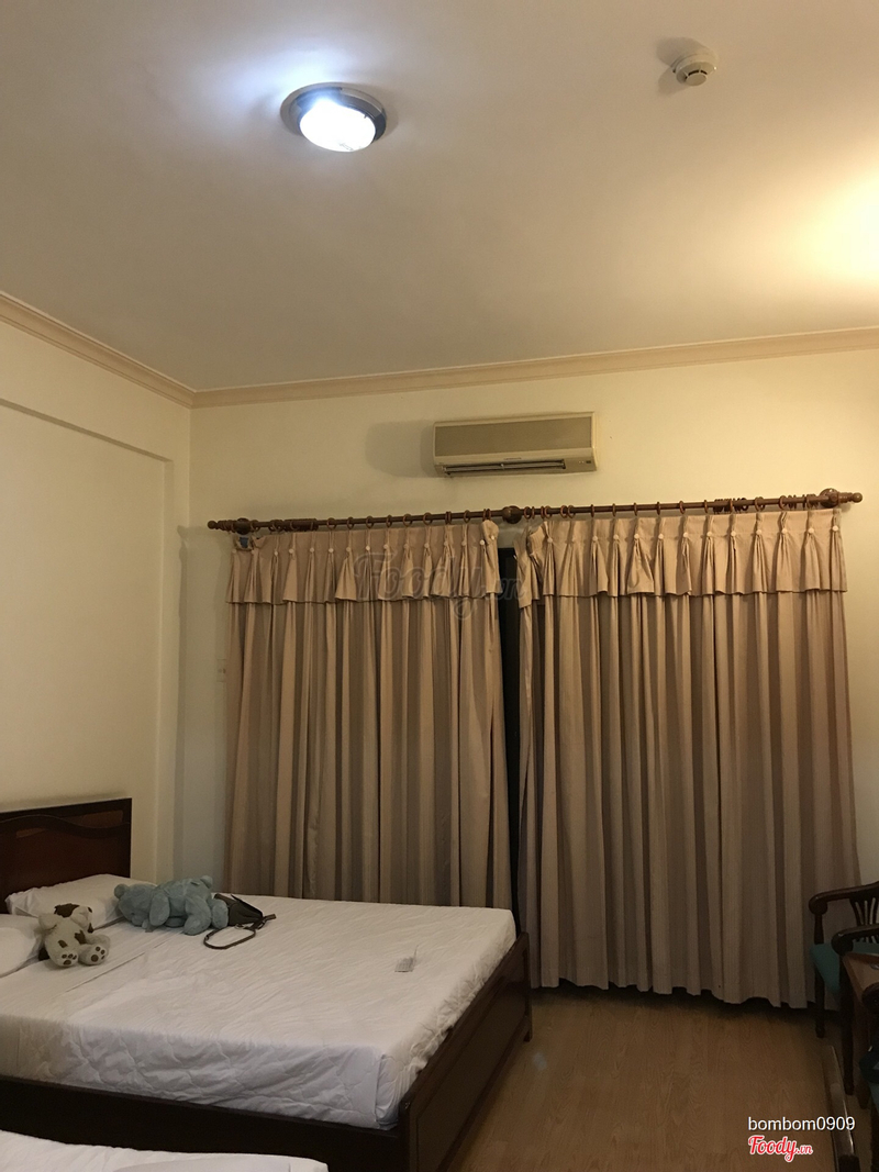 This is not a “4 stars hotel” look like!! AC unit got to be at least 10ysr old and part of the curtains are broken