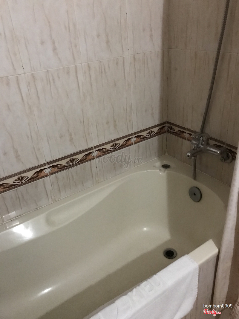 Small tub area and outdated! Nothing like the photos we saw online. Do not want to shower at all!