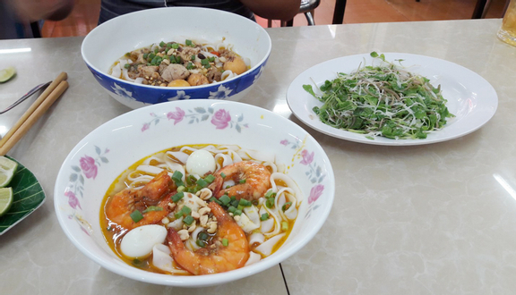 Chào mừng đến với Nơ Trang Long - một trong những địa chỉ ẩm thực nổi tiếng và đáng yêu nhất của Sài Gòn. Nhà hàng mang trong mình gia tài ẩm thực độc đáo với những món ăn truyền thống và hiện đại. Những bữa tiệc dành cho gia đình, bạn bè hay đồng nghiệp sẽ trở thành một kỷ niệm đáng nhớ với không gian ấm cúng và tiện nghi tại đây.