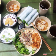 Bún bò nam bộ. Phở cuốn. Chè 🍌, chè đỗ quán đối diện lun