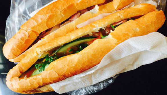 Bánh Mì Áp Chảo & Thịt Xiên - Triệu Việt Vương