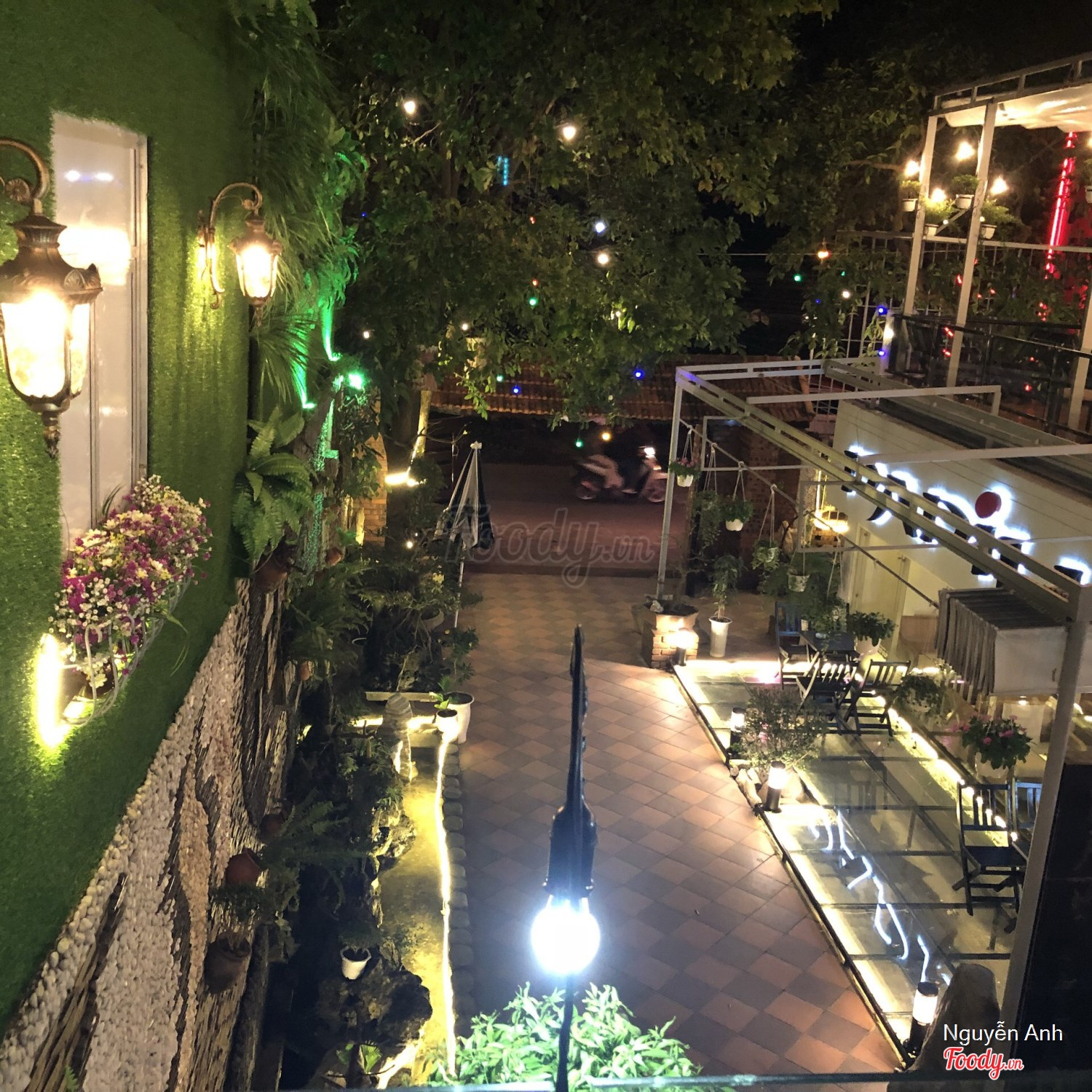 Papillon Cafe trên đường Tôn Thất Thiệp Huế có kiến trúc độc đáo và phong cách trang trí tinh tế, tạo nên không gian ấm cúng và thư giãn cho du khách đến thưởng thức những ly cà phê thơm ngon và đắm mình trong không gian yên bình.