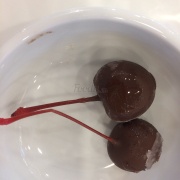Hạt cherry phủ socola, kinh khủng, do mứt cherry gắt dầu, nếu là trái cherry tươi thì ngon 