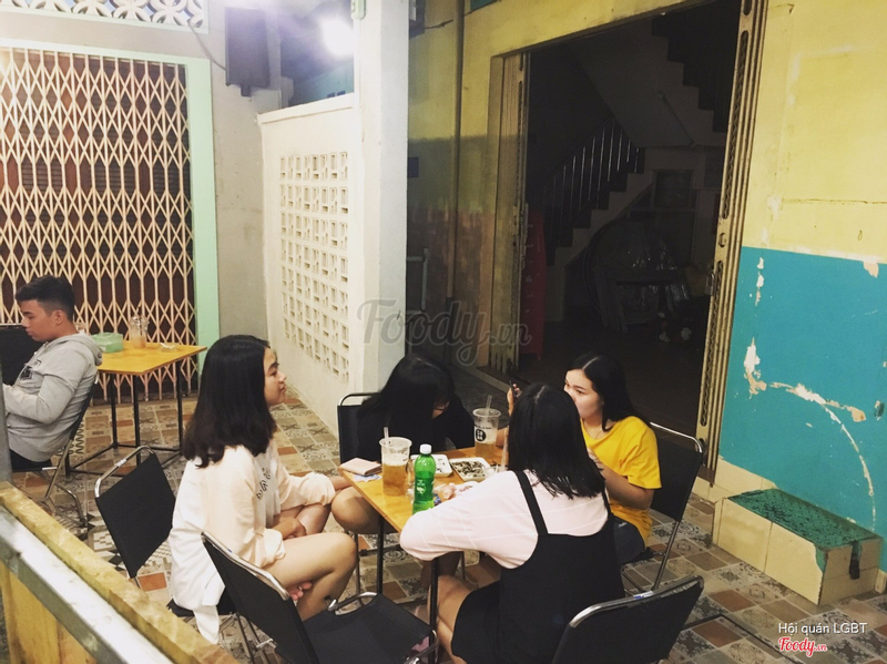 girl group đi dùng trà sữa - trò chuyện rôm rả