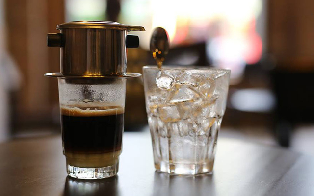 Ly cafe đen đá: Cảm giác khoáng đạt, sảng khoái từ ly cafe đen đá khiến bạn muốn uống thêm nhiều hơn. Nếu bạn yêu thích hương vị đậm đà của cafe đen đá, hãy đến với chúng tôi và thưởng thức món này.