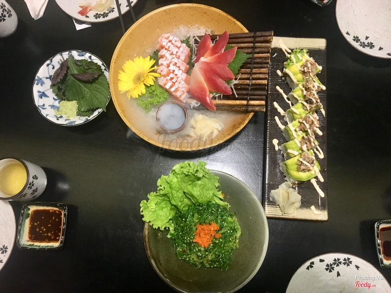 Salad rong biển trứng cua, sashimi bụng cá hồi, sò đỏ, sushi 