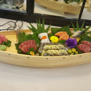 Sashimi là món cực hot, thực khách chuộng vì độ tươi khỏi bàn. Tuy nhiên được refill liên tục nên không lo hết.