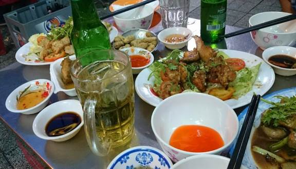 Không gì tuyệt vời hơn khi được thưởng thức bia hơi Sài Gòn trong không khí sôi động của phố xá. Loại bia tự nhiên, tươi mát mang đến cho bạn những phút giây tuyệt vời nhất. Nhấn vào ảnh để khám phá bí mật của bia hơi Sài Gòn.