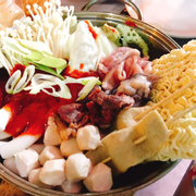 Lẩu tteokbokki 150 bao gồm: ramen, rau nấm, thịt bò mĩ/úc, thịt heo, cá/tôm/bò viên, oteng (bánh cá HQ), bánh gạo, mandu, bạch tuộc. 