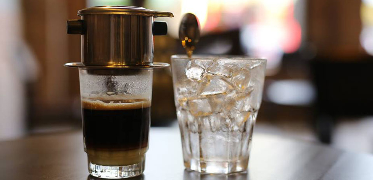 Với tất cả những người yêu thích cà phê nâu đen, Nâu Cafe Đen chắc chắn là địa chỉ không thể bỏ qua. Hãy xem hình ảnh để thưởng thức một tách cà phê đậm đà và thơm ngon từ Nâu Cafe Đen.