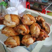 Món tủ của quán: đùi gà chiên sốt hoặc khìa nước dừa, thay đổi theo ngày