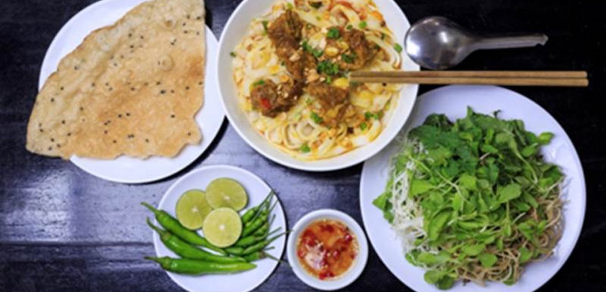 Phạm Hữu Lầu - Một trong những quán ăn nổi tiếng của Sài Gòn. Với hương vị tuyệt vời của các món ăn, đặc biệt là món cơm suất đầy đặn, bạn sẽ không thể bỏ qua. Xem hình ảnh để cảm nhận rõ hơn về không gian và món ăn của quán nhé!