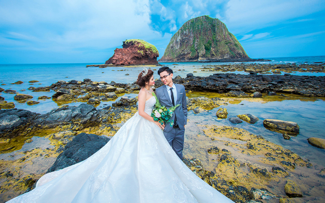 Studio chụp ảnh cưới ngoại cảnh tại Phú Yên, với sự chuyên nghiệp, tài năng của các nhiếp ảnh gia sẽ giúp bộ ảnh cưới của bạn trở nên tuyệt vời hơn. Hãy cùng chúng tôi tạo ra những bức ảnh cưới đẹp nhất trong tình yêu của bạn bằng sự chuyên nghiệp của chúng tôi.