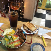 Combo Breakfast , thức ăn sáng và trưa, gồm thịt xông khói và xúc xích và trứng ốp la , ăn kèm rau xanh và sanwid , + coffee americano ,,,, ❤️❤️❤️ Tổng cộng 170.000₫ 