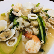 M11. Seafood Hor Fun (Hải sản quay tiêu) 海鲜河粉