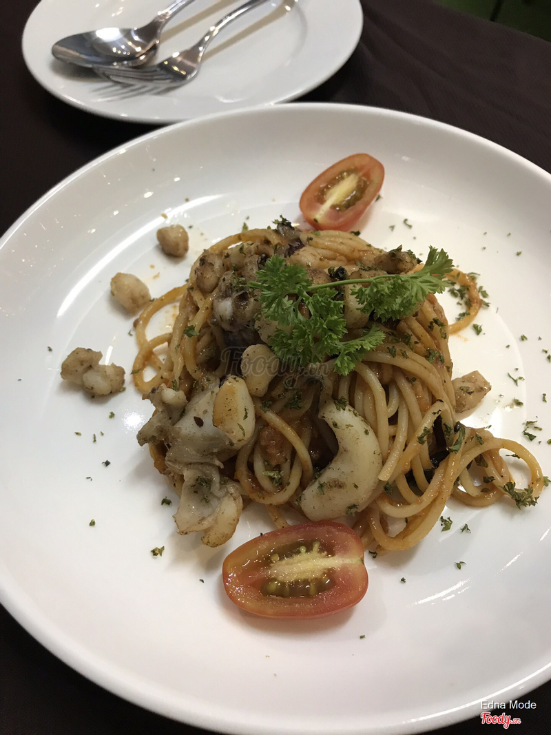 Spaghetti with parmesan seafood 89k 