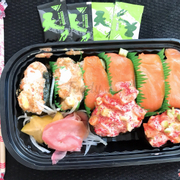 Sushi ngon, cá tươi , và nước sốt rất đặc biệt