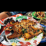 Món cá thần thánh ăn kèm bánh tráng với mắm cá gì chị chủ quán giới thiệu ăn ngon nứch nách hihiii 