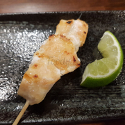 Thịt ức gà nướng ăn kèm với chanh hay gia vị để trên bàn như wasabi hay bồ tạc vàng karashi. 