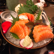 Cá hồi sashimi + cá trích ép trứng
