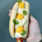 Hotdog trứng chảy phomai