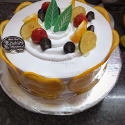 Bánh kem trái cây - Fruit decorated cake.