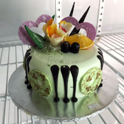 Bánh kem trà xanh hoa quả- Matcha cream and fruit decorated cake.