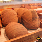 Croissant sô cô la 초코 범벅 - 42.000 ₫

Những thanh socola nguyên chất được cuộn trọn vẹn trong vỏ bột ngàn lớp, phủ ngoài là lớp bột ca cao.