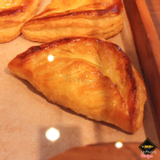 Bánh Chaussons Aux Pommes 쇼숑 오 뽐므 - 46.000 ₫

Nhân táo xào bơ cùng rượu vang được bọc trong lớp bánh ngàn lớp vạn người mê.