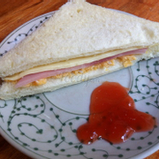 sandwich kẹp thịt trứng pho mát 20K