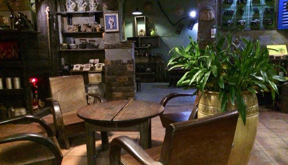 Nếu bạn muốn tìm một quán cafe nhỏ và xinh đẹp để thưởng thức cà phê và ngắm cảnh, thì quán cafe nhỏ Lê Văn Sỹ là địa điểm không thể bỏ qua. Với không gian đặc biệt và thiết kế thân thiện với người dùng, bạn sẽ có cảm giác như đang ngồi trong một ngôi nhà đầy tình cảm.