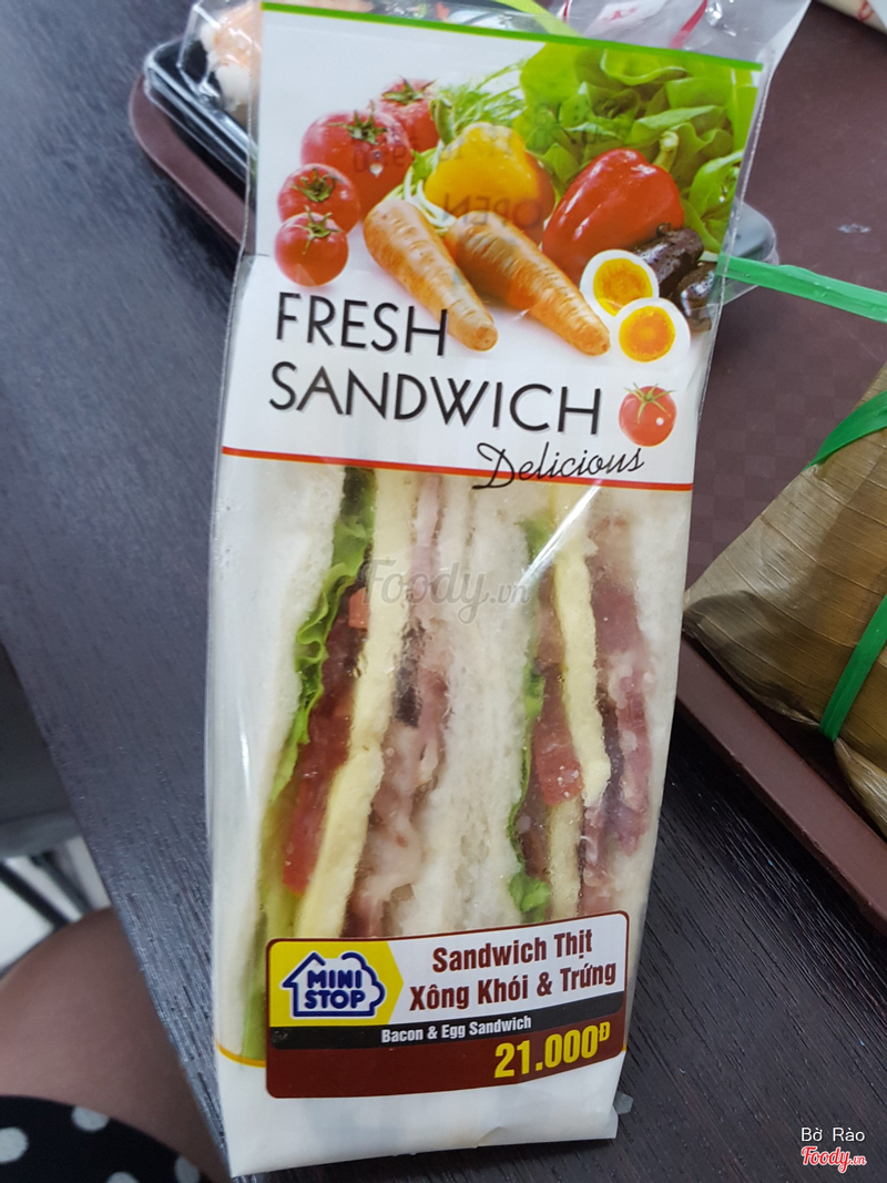Sandwich thịt xông khói và trứng