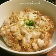 Oyakodon - Japanese Chicken and Egg Rice Bowl, served with Miso soup. ~ $2.7
/ Cơm thịt gà với trứng sốt kiểu Nhật, ăn kèm súp Miso. 60k.
#tholovesfood #oyakodon #japanesefood #ricebowl #親子丼 #donburi