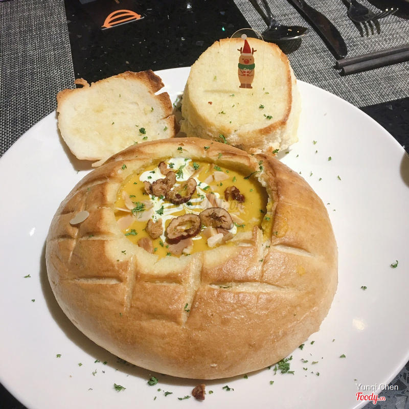 bánh mì sup kem bí đỏ