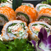 sushi cuộn hải sản,rau quả bên ngoài được lăn trứng cá hồi cao cấp .