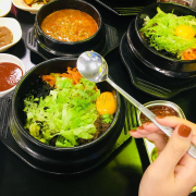 Set cơm trộn JEJU gồm rất nhieeug món phụ đặc trưng của người Hàn.
